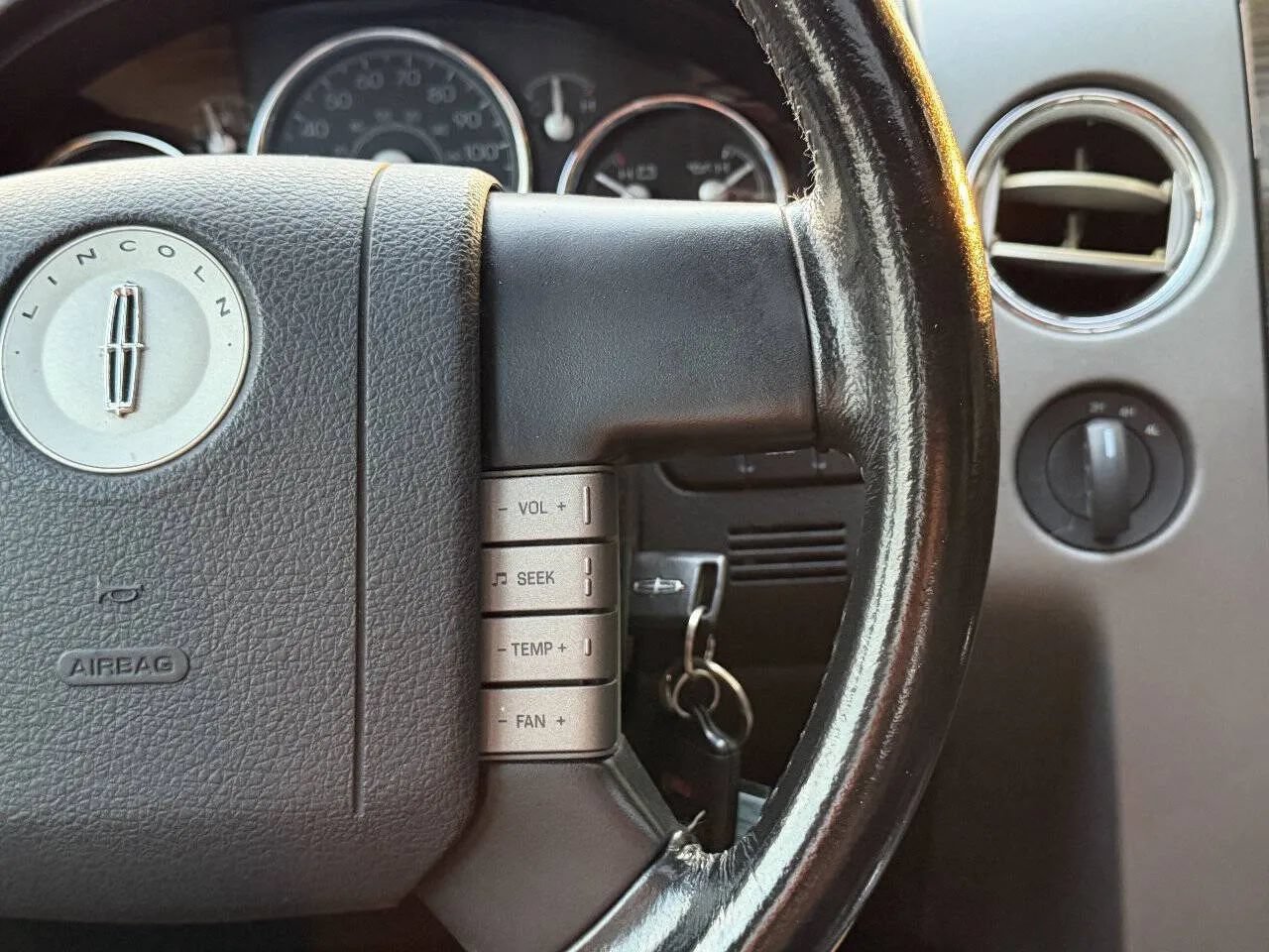 Used 2008 Lincoln Mark LT 4x4 image 18