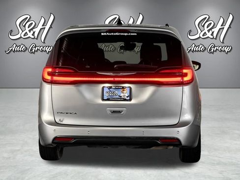 Used 2023 Chrysler Pacifica Touring FWD image 19