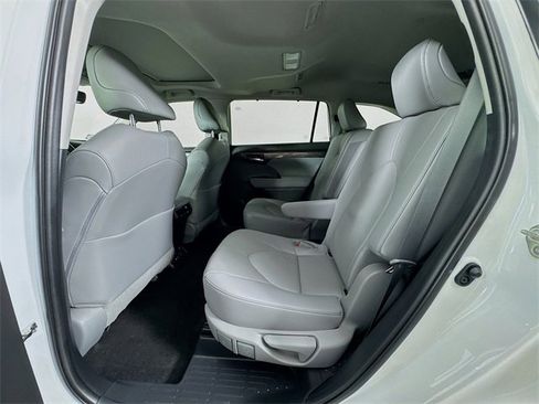 Used 2023 Toyota Highlander Limited image 43