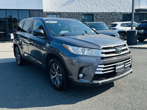 Used 2017 Toyota Highlander XLE AWD/4WD image 17