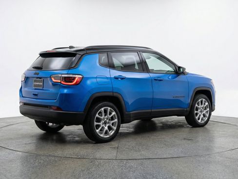 Used 2025 Jeep Compass Limited image 9