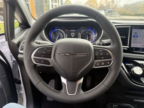 New 2026 Chrysler Pacifica Select image 14