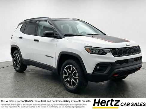Used 2025 Jeep Compass Trailhawk image 1