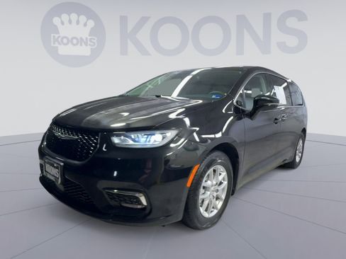 Used 2024 Chrysler Pacifica Touring-L FWD image 4