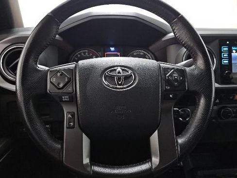 Used 2017 Toyota Tacoma TRD Sport AWD/4WD image 9