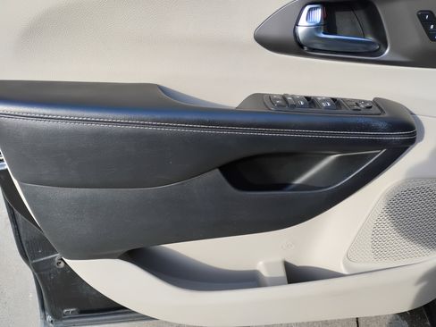 Used 2022 Chrysler Pacifica Touring-L image 15