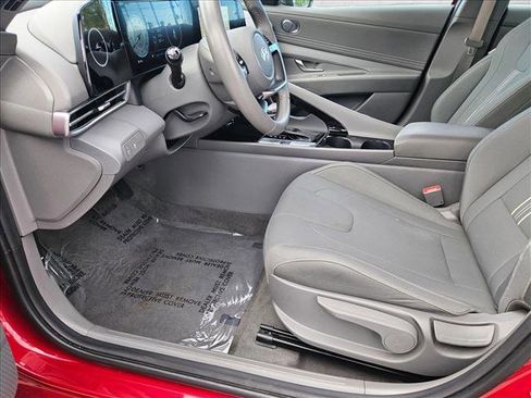 Used 2025 Hyundai Elantra SEL image 17