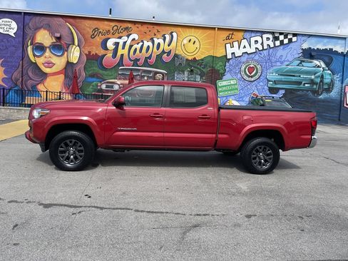 Used 2022 Toyota Tacoma SR5 AWD/4WD image 2