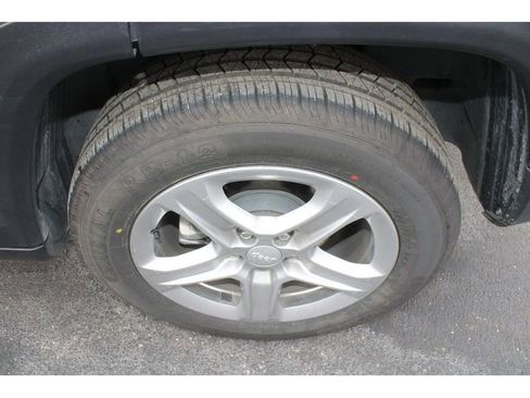 Used 2024 Jeep Compass Latitude image 9