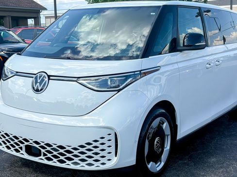 Used 2025 Volkswagen ID. Buzz Pro S RWD image 9