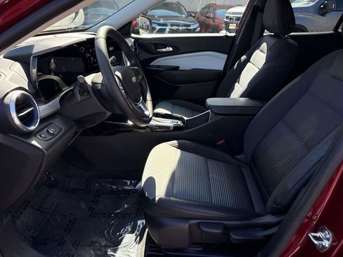 Used 2025 Chevrolet Trax LT w/ LT Convenience Package FWD image 22