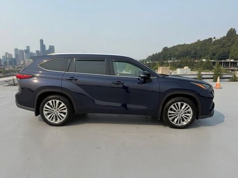 Used 2022 Toyota Highlander Platinum AWD/4WD image 2