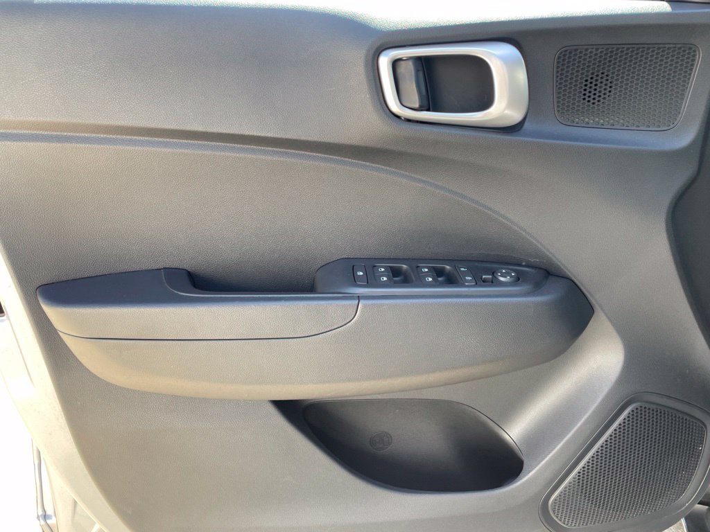 Used 2025 Hyundai Venue SEL FWD image 17