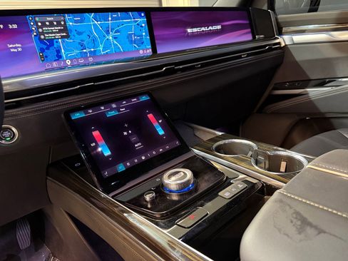 Used 2025 Cadillac Escalade ESV Luxury RWD image 31