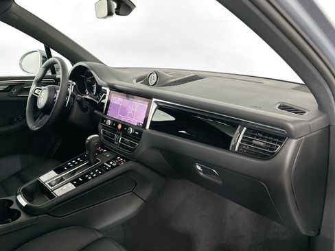 Certified 2025 Porsche Macan image 30