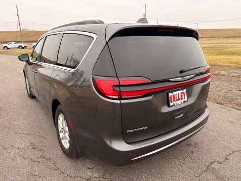 Used 2022 Chrysler Pacifica Touring-L image 10