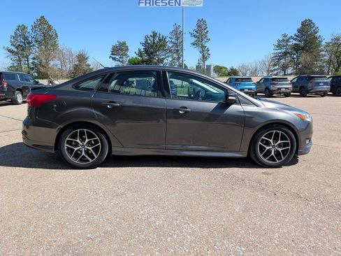 Used 2016 Ford Focus SE w/ SE Sport Package FWD image 6
