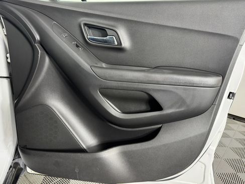 Used 2018 Chevrolet Trax LS AWD/4WD image 35