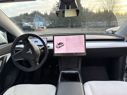 Used 2021 Tesla Model Y Long Range image 11