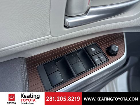 Used 2024 Toyota Sienna XLE image 11