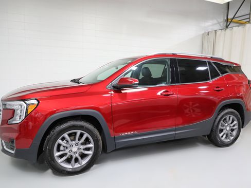 Used 2024 GMC Terrain SLT w/ Infotainment Package II image 16