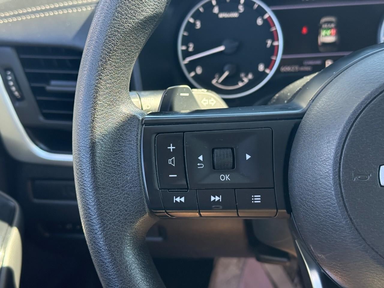 Used 2024 Nissan Rogue S FWD image 18