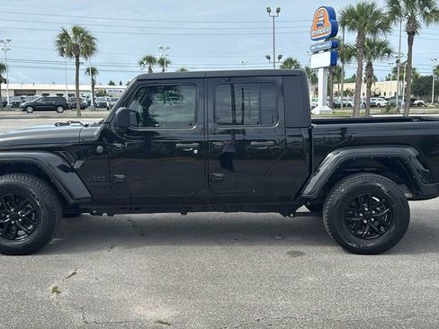 Used 2022 Jeep Gladiator Sport AWD/4WD image 2