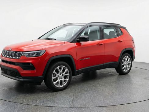 Used 2025 Jeep Compass Limited AWD/4WD image 3