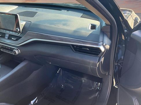 Used 2025 Nissan Altima 2.5 SV FWD image 17