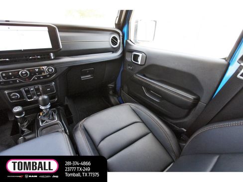 Used 2024 Jeep Wrangler Unlimited Sahara w/ Technology Group AWD/4WD image 11