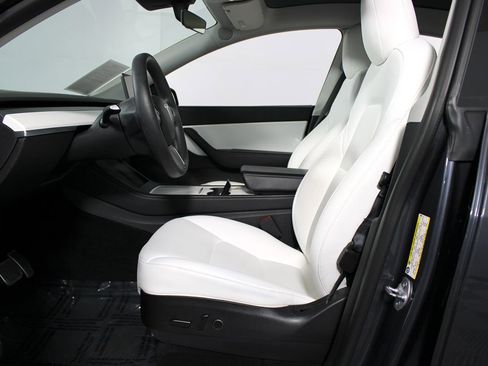 Used 2022 Tesla Model Y Long Range image 9