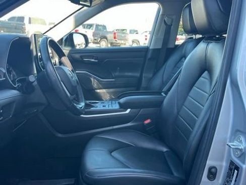 Used 2022 Toyota Highlander XLE AWD/4WD image 25