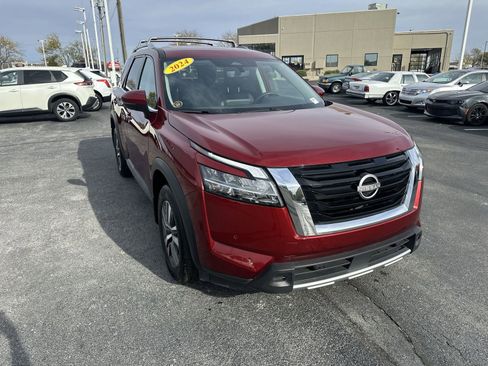 Certified 2024 Nissan Pathfinder SL image 3