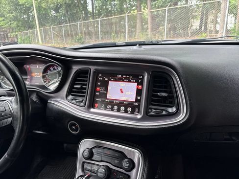 Used 2015 Dodge Challenger SXT w/ Driver Convenience Group RWD image 10