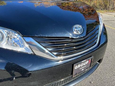 Certified 2017 Toyota Sienna LE image 31