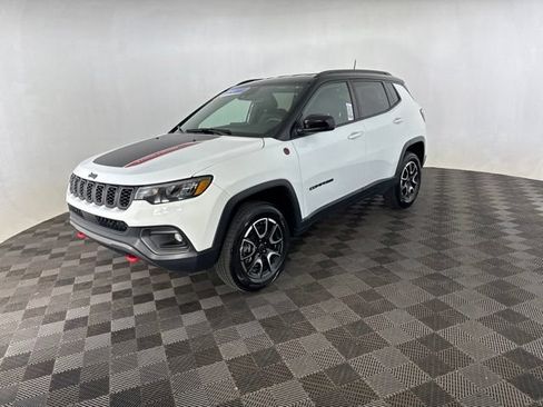Used 2025 Jeep Compass Trailhawk AWD/4WD image 5