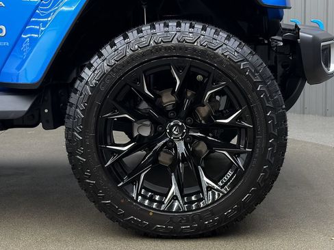 Used 2024 Jeep Wrangler Unlimited Sahara AWD/4WD image 9