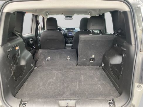 Used 2021 Jeep Renegade Latitude FWD image 29