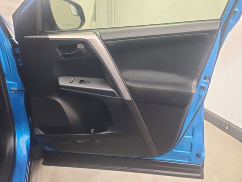 Used 2018 Toyota RAV4 LE image 14