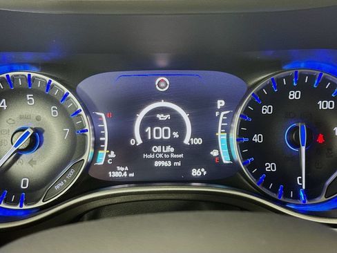 Used 2024 Chrysler Pacifica Touring-L FWD image 13