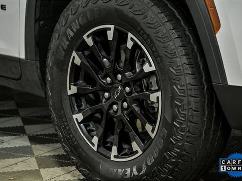 Used 2024 Chevrolet Traverse Z71 image 3