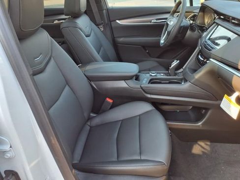 New 2025 Cadillac XT6 Luxury image 25