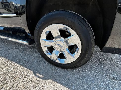 Used 2019 Chevrolet Suburban LT w/ LT Signature Package AWD/4WD image 29
