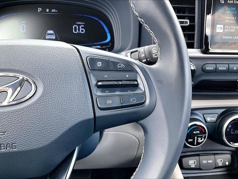 Used 2024 Hyundai Venue Limited FWD image 19