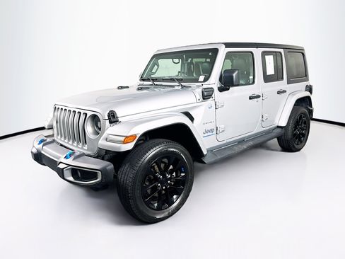 Used 2023 Jeep Wrangler Unlimited Sahara AWD/4WD image 3