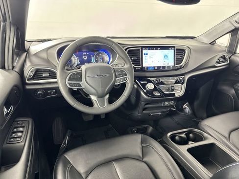 Used 2025 Chrysler Pacifica Select FWD image 23