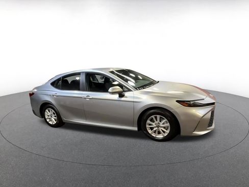 Used 2025 Toyota Camry LE image 2