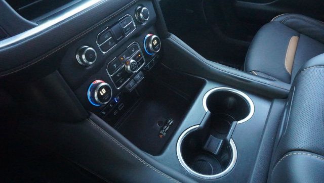Used 2024 GMC Yukon AT4 w/ Technology Package AWD/4WD image 18