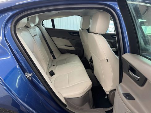 Used 2017 Jaguar XE Premium image 11