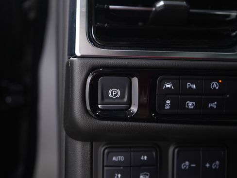 Used 2025 GMC Yukon Denali w/ Sun & Power Step Package image 31